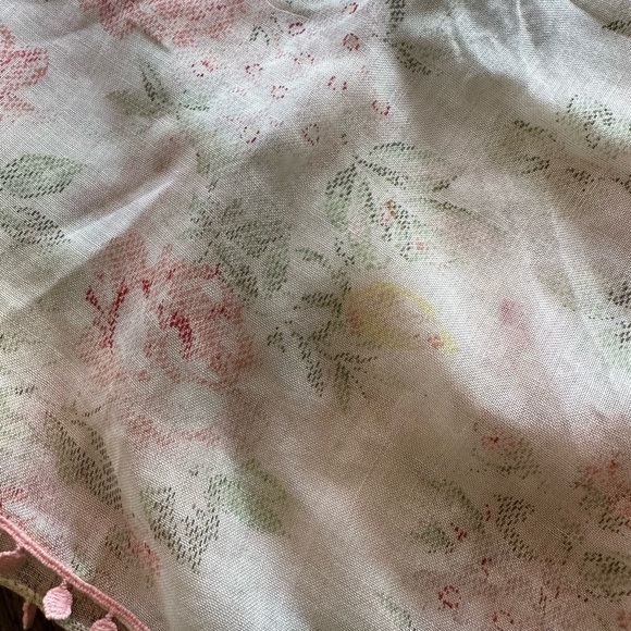 Delicate floral scarf grannycore kawaii 42 by 42 square - Picture 2 of 4